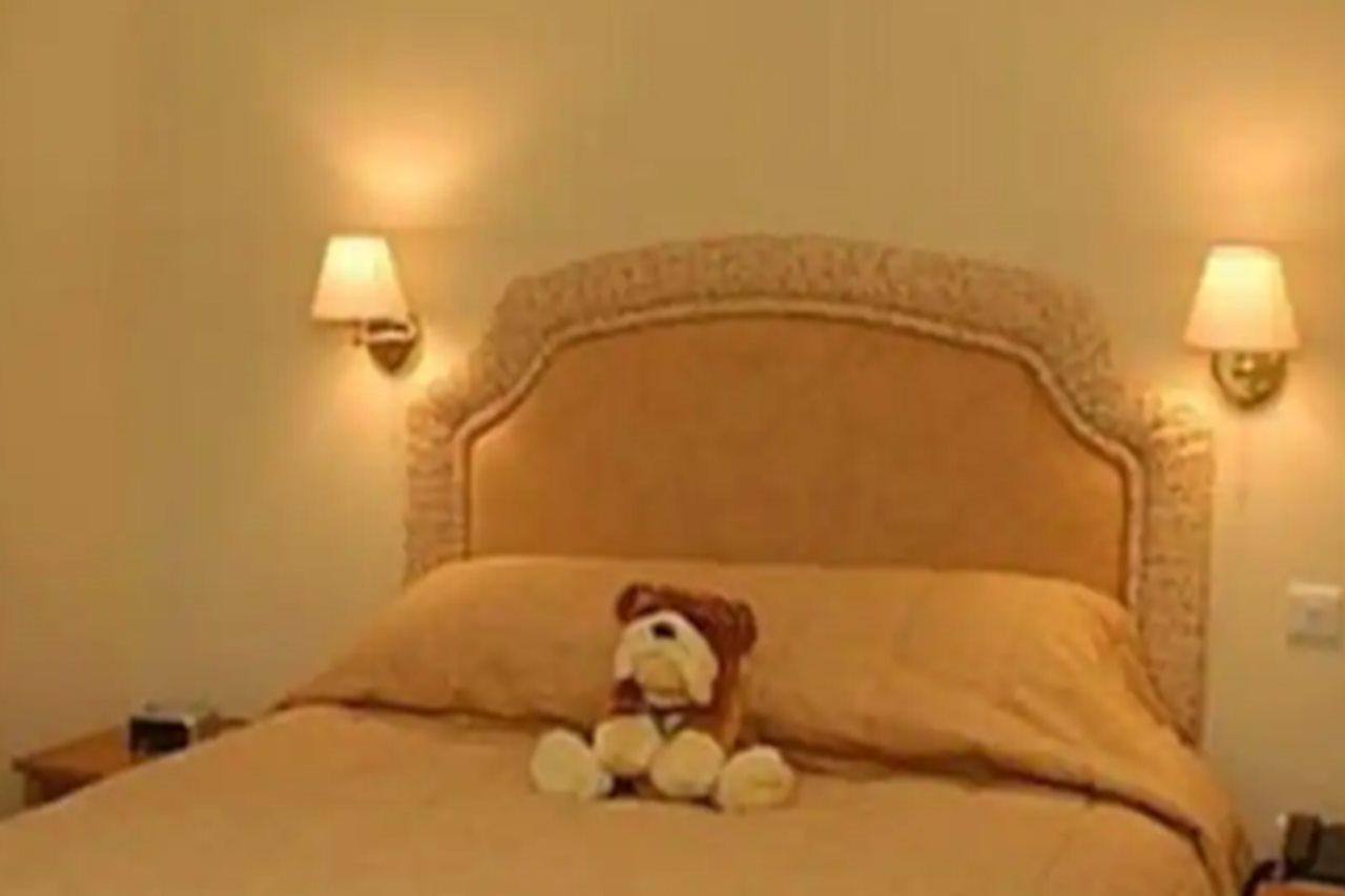Golden Ball Hotel Elsworth Dış mekan fotoğraf